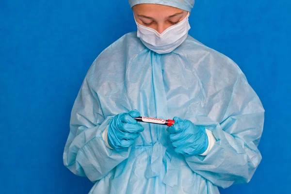 Blodprov Ung Läkare Håller Ett Blodrör Med Inskriptionen Coronavirus — Stockfoto