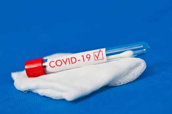 Tubo Ensayo Gasa Análisis Para Coronavirus Etiquetado Covid — Foto de Stock