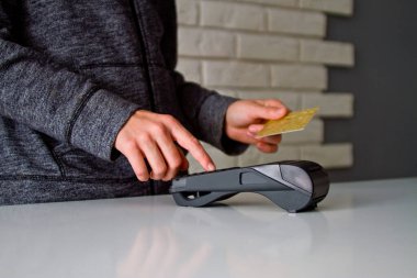 Mallar için Terminal 'den ödeme süreci. Plastik kart. Parolayı girin.