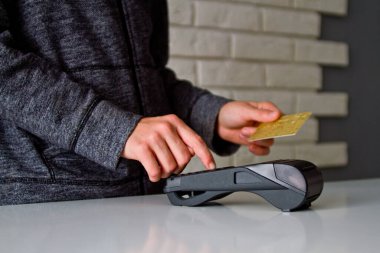 Mallar için Terminal 'den ödeme süreci. Plastik kart. Parolayı girin.