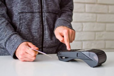 Mallar için Terminal 'den ödeme süreci. Plastik kart. Parolayı girin.