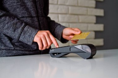 Mallar için Terminal 'den ödeme süreci. Plastik kart. Parolayı girin.