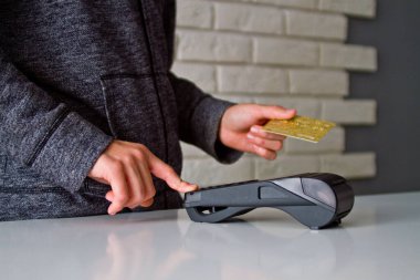 Mallar için Terminal 'den ödeme süreci. Plastik kart. Parolayı girin.