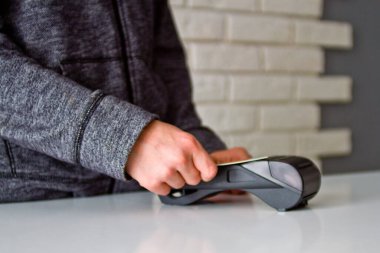 Mallar için Terminal 'den ödeme süreci. Plastik kart. Parolayı girin.