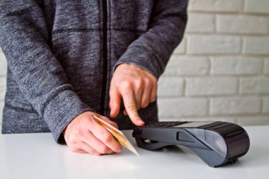 Mallar için Terminal 'den ödeme süreci. Plastik kart. Parolayı girin.