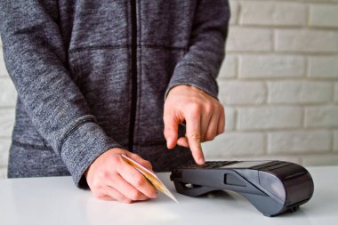 Mallar için Terminal 'den ödeme süreci. Plastik kart. Parolayı girin.