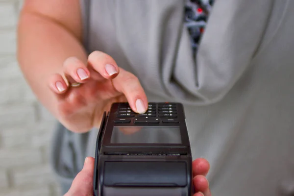 Weibliche Hände Geben Kreditkarten Pin Zur Passwortsicherheit Terminal Ein — Stockfoto