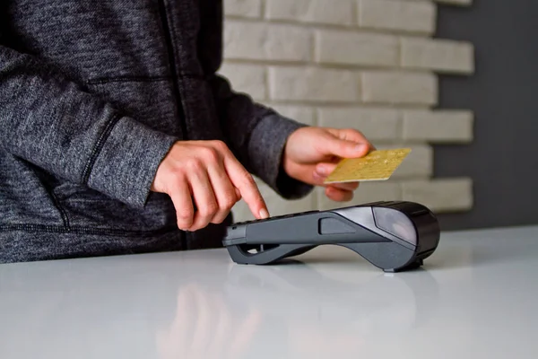 Mallar için Terminal 'den ödeme süreci. Plastik kart. Parolayı girin.