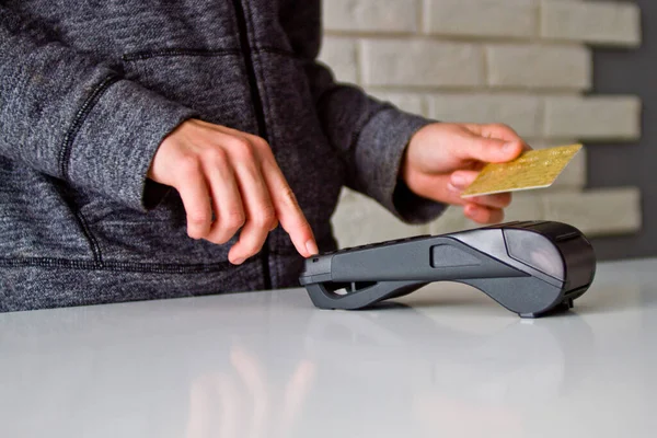 Mallar için Terminal 'den ödeme süreci. Plastik kart. Parolayı girin.