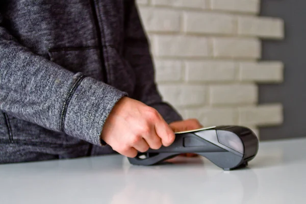 Mallar için Terminal 'den ödeme süreci. Plastik kart. Parolayı girin.