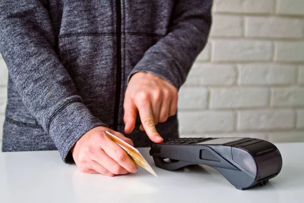 Mallar için Terminal 'den ödeme süreci. Plastik kart. Parolayı girin.