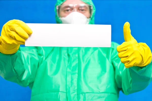 Medizinisches Personal Hält Ein Weißes Plakat Mit Einem Kopierraum Vor — Stockfoto