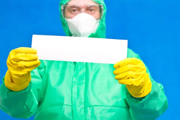 Trabajador Médico Sosteniendo Afiche Blanco Con Espacio Para Copiar Pie — Foto de Stock