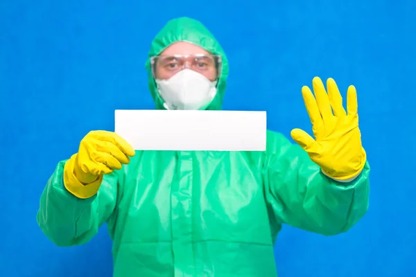 Trabajador Médico Sosteniendo Afiche Blanco Con Espacio Para Copiar Pie — Foto de Stock