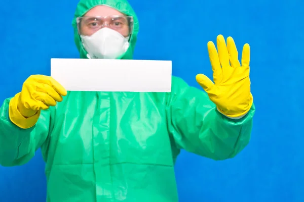 Trabajador Médico Sosteniendo Afiche Blanco Con Espacio Para Copiar Pie — Foto de Stock