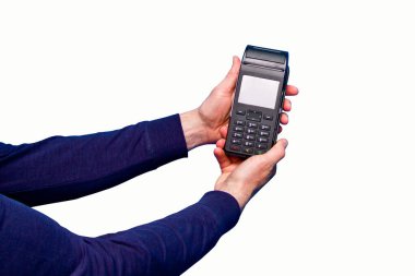 Kredi kartı ödemelerini işlemek ve almak için kablosuz, modern bir banka ödeme terminali tutan bir adamın kesilmiş fotoğrafı..