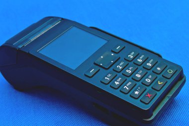 Mavi arkaplanda kredi kartı okuyucu.