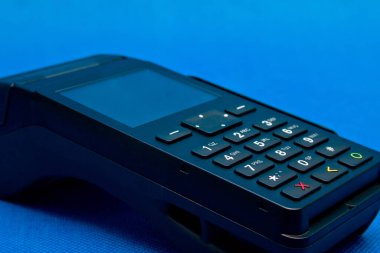 Mavi arkaplanda kredi kartı okuyucu.