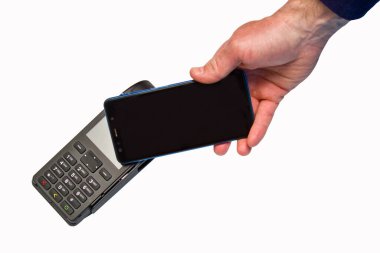 Beyaz arka planda akıllı telefonu olan, irtibatsız ödeme terminali kullanan bir erkek..
