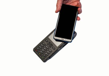 Beyaz arka planda akıllı telefonu olan, irtibatsız ödeme terminali kullanan bir erkek..