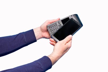 Beyaz arka planda akıllı telefonu olan, irtibatsız ödeme terminali kullanan bir erkek..