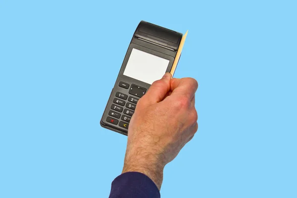 Handen Har Ett Kreditkort Betalterminalen Isolerad Blå Bakgrund — Stockfoto