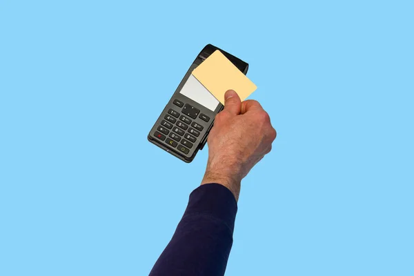 Рука Тримає Кредитну Картку Платіжному Терміналі Ізольовані Синьому Фоні — стокове фото