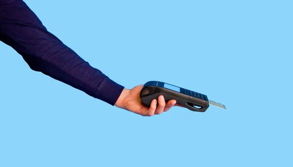 Männliche Hand Hält Ein Kreditkartenzahlungsterminal Auf Blauem Hintergrund — Stockfoto