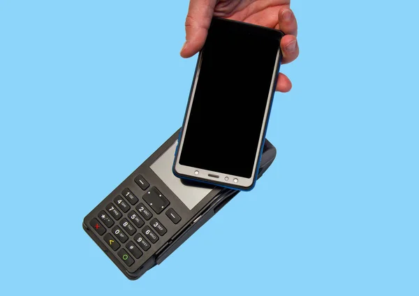 Man Hand Med Kontaktlös Betalterminal Med Smartphone Blå Bakgrund — Stockfoto