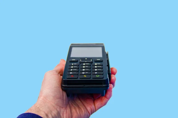 Hand Hält Ein Kreditkartenzahlungsterminal Auf Blauem Hintergrund Stockfoto