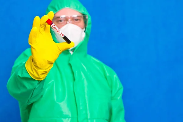 Trabajador Médico Mono Con Gafas Guantes Goma Sostiene Tubo Ensayo — Foto de Stock