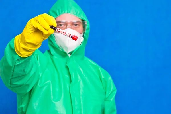 Trabajador Médico Mono Con Gafas Guantes Goma Sostiene Tubo Ensayo — Foto de Stock