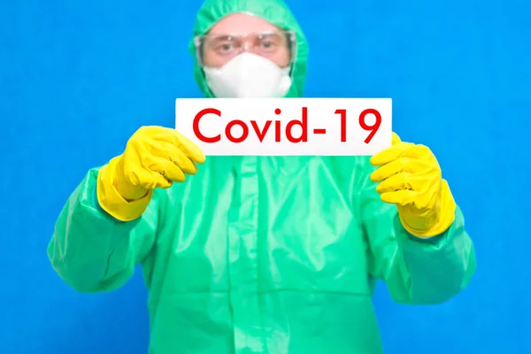 Covid 비문이 새겨진 포스터를 의료인 — 스톡 사진
