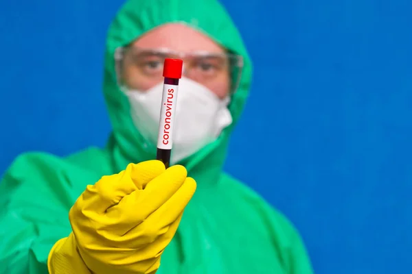 Trabajador Médico Mono Con Gafas Guantes Goma Sostiene Tubo Ensayo — Foto de Stock