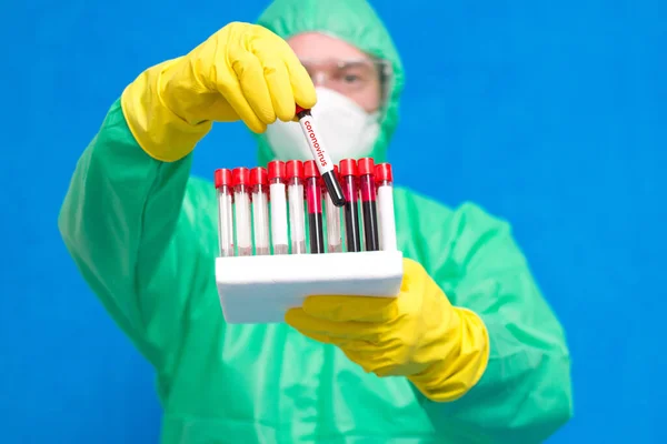 Mediziner Schutzanzügen Mit Brille Und Gummihandschuhen Halten Ein Reagenzglas Mit — Stockfoto