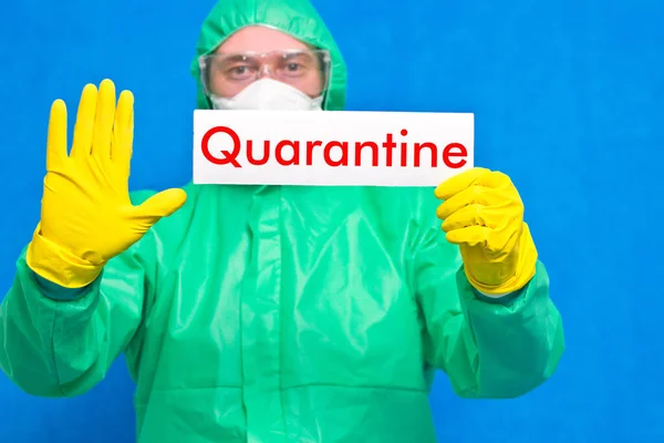 Mediziner Mit Einem Weißen Plakat Mit Der Aufschrift Quarantäne Das — Stockfoto