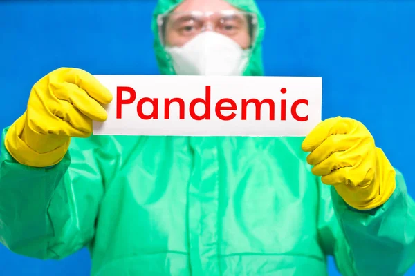 Trabajador Médico Sosteniendo Cartel Blanco Con Pandemia Inscripción Pie Sobre — Foto de Stock