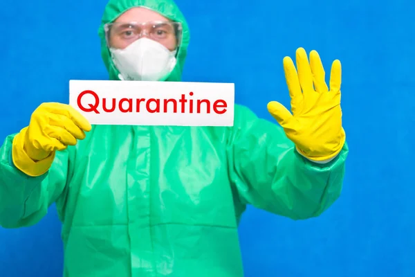 Mediziner Mit Einem Weißen Plakat Mit Der Aufschrift Quarantäne Das — Stockfoto