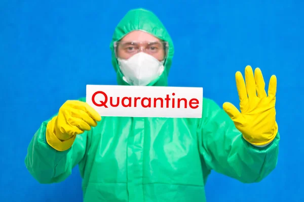 Mediziner Mit Einem Weißen Plakat Mit Der Aufschrift Quarantäne Das — Stockfoto