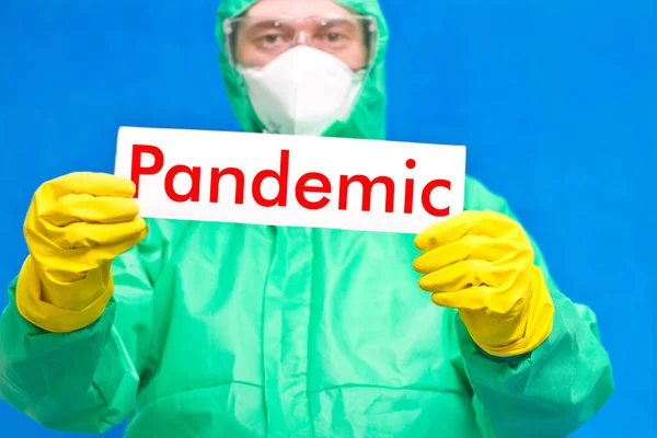 Trabajador Médico Sosteniendo Cartel Blanco Con Pandemia Inscripción Pie Sobre — Foto de Stock