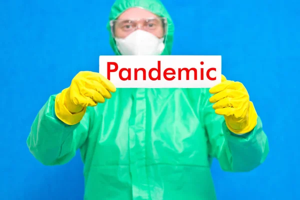 Trabajador Médico Sosteniendo Cartel Blanco Con Pandemia Inscripción Pie Sobre — Foto de Stock