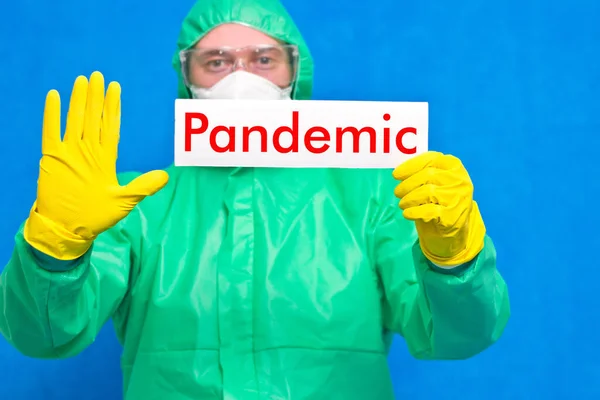 Trabajador Médico Sosteniendo Cartel Blanco Con Pandemia Inscripción Pie Sobre — Foto de Stock