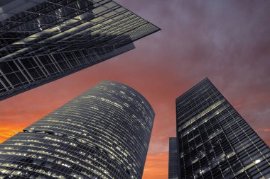 Modern ofis gökdelenler alacakaranlıkta