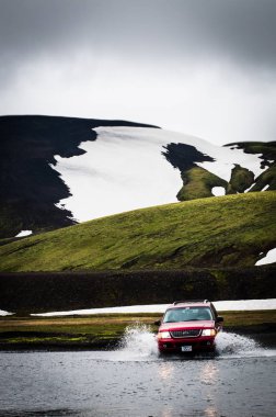 Bir nehir gölet ve göllerde