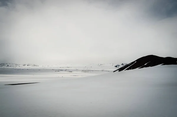 Paisagem icelânica com neve — Fotografia de Stock