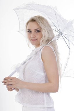 Beyaz arka plan üzerinde beyaz giyen sarışın kız 