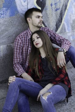 Genç çift grafiti duvarının yakınında. Aşk hikayesi