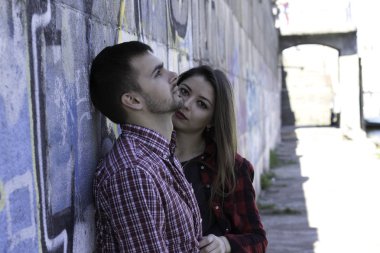 Genç çift grafiti duvarının yakınında. Aşk hikayesi. Sevgililer'ın günü hikayesi