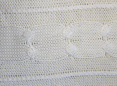 Beyaz yün doku ördü. Örgü desen 