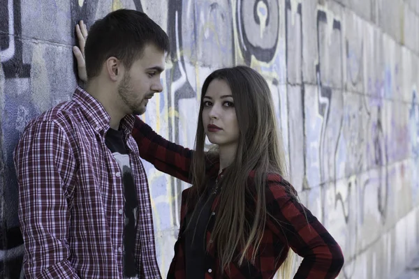 Casal jovem perto da parede do grafite. História de amor — Fotografia de Stock